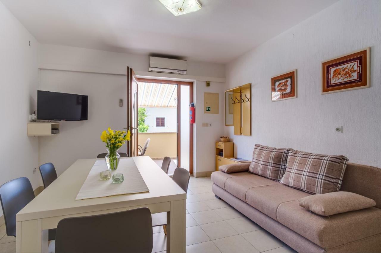 Apartments Eva Cres Εξωτερικό φωτογραφία